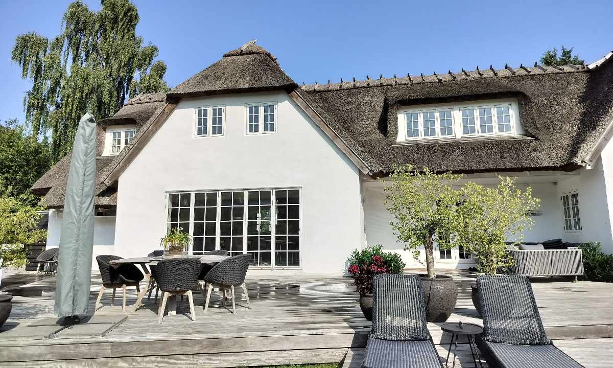 Hvidpudset facade på stråtækt villa udført af Skjoldungernes Murerentreprise